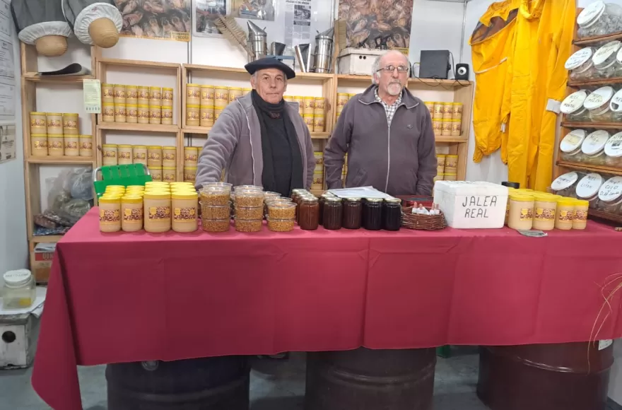 Apicultores de Berisso ofrecen su miel.