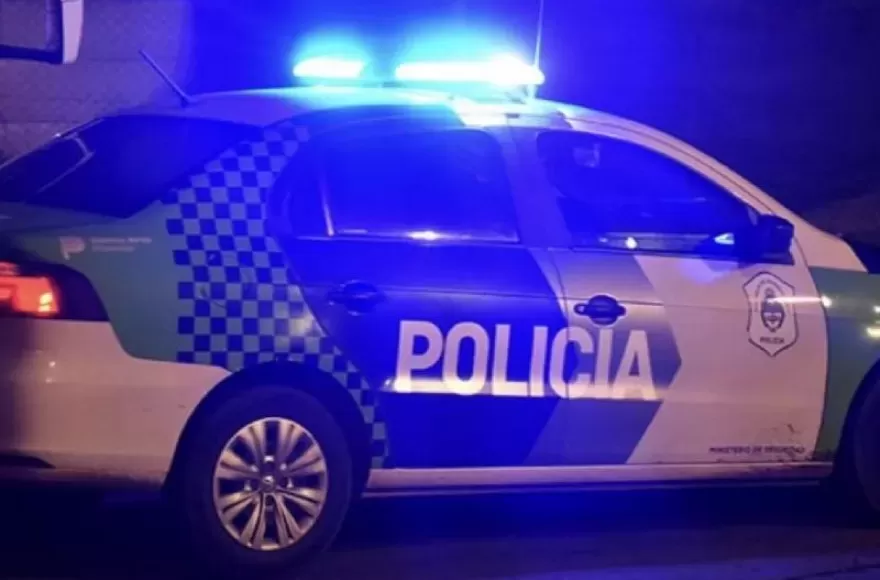 Los móviles implementaron un operativo cerrojo que permitió hallar el automóvil abandonado en 45 y 130.