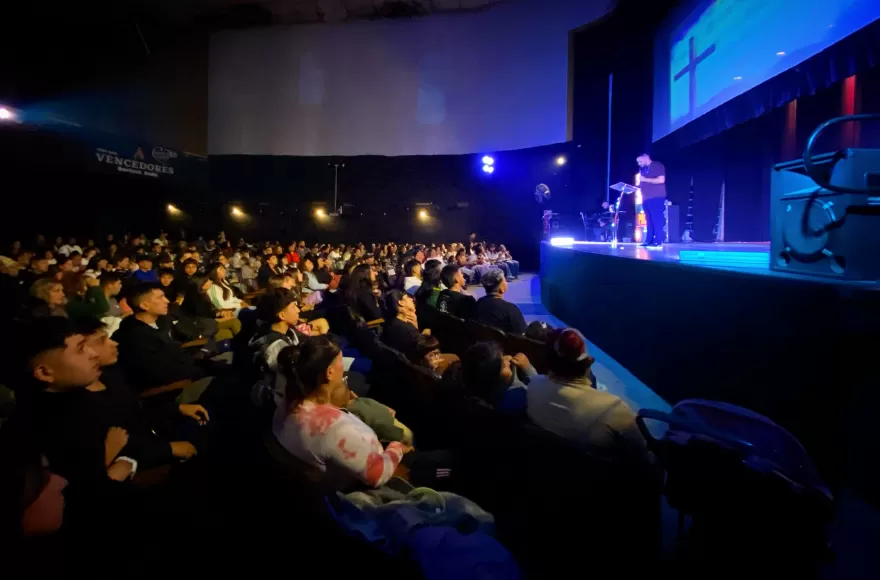 La Iglesia Más que Vencedores, a través de su grupo de juventud 