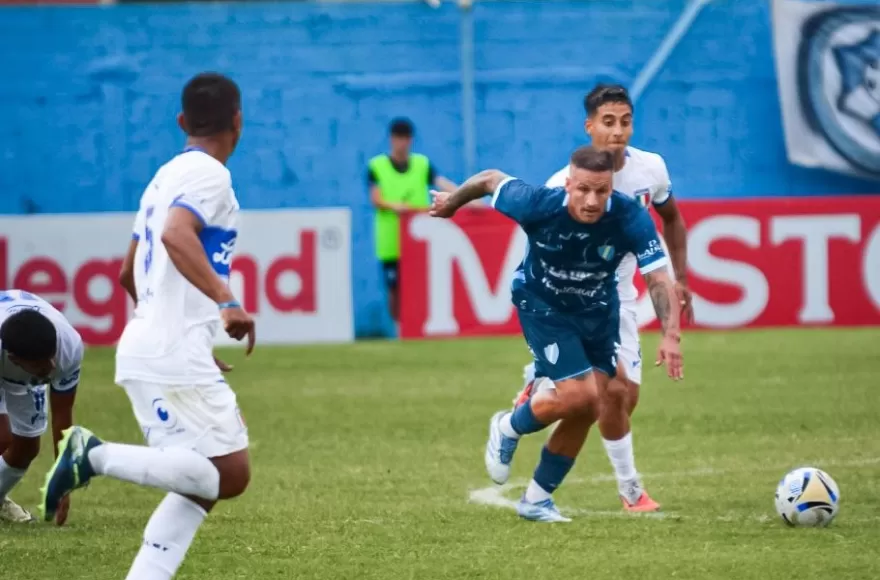Choque ante Deportivo Merlo.