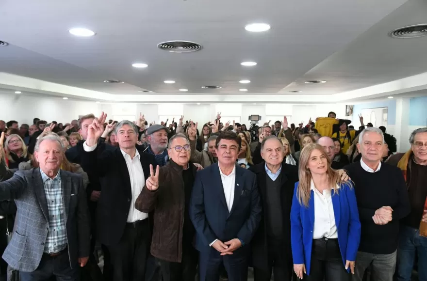La jornada contó con la presencia de dirigentes políticos de distintas provincias argentinas, representantes académicos y empresariales.