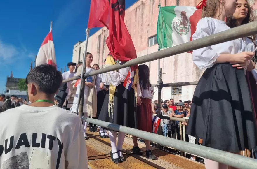 Llas representantes de colectividades bajaron y desfilaron.