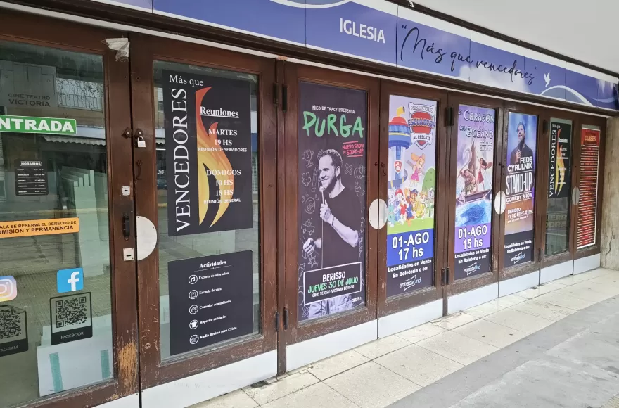 Sala situada en Avenida Montevideo entre 12 y 13.