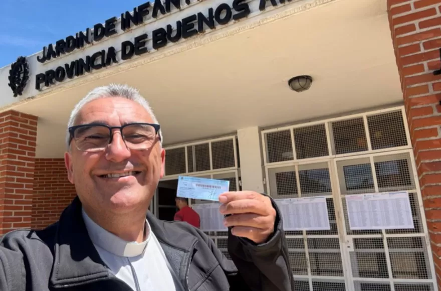 El Padre Guillermo Khidir emitió su voto en las elecciones nacionales legislativas 2025.