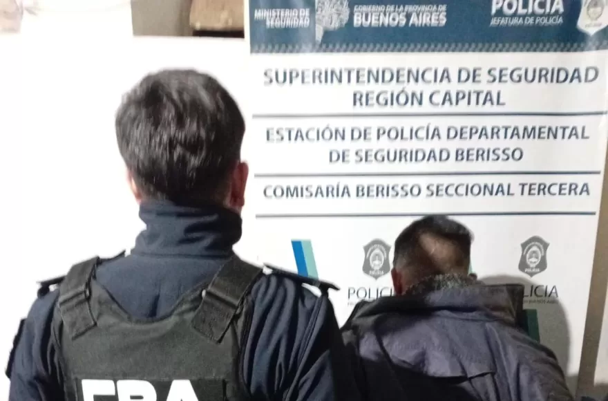 El personal policial de inmediato lo retuvo y trasladó a la dependencia policial al violento.