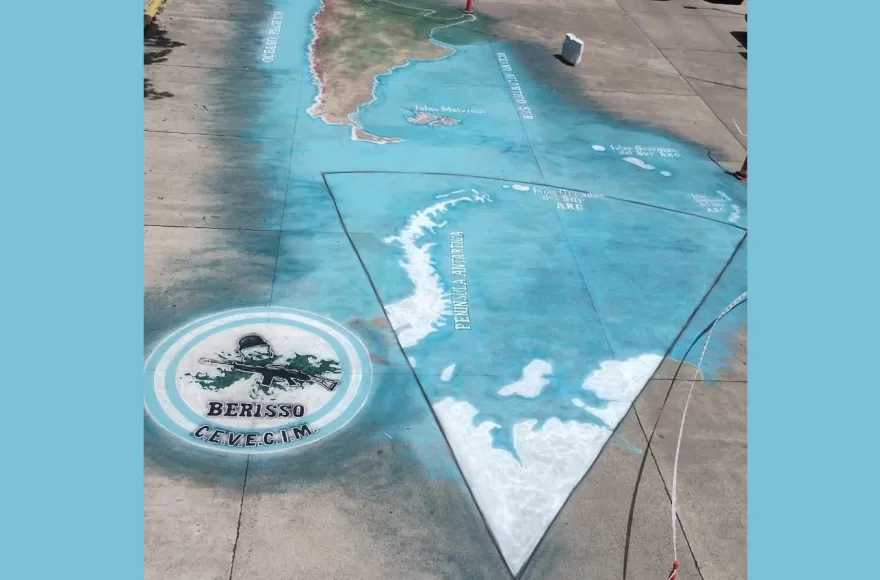 Pintado en el ingreso al Puerto local.