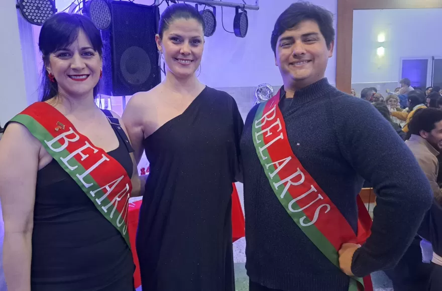 La titular de la entidad, Irina Oslovsky, flanqueada por los representantes culturales salientes.