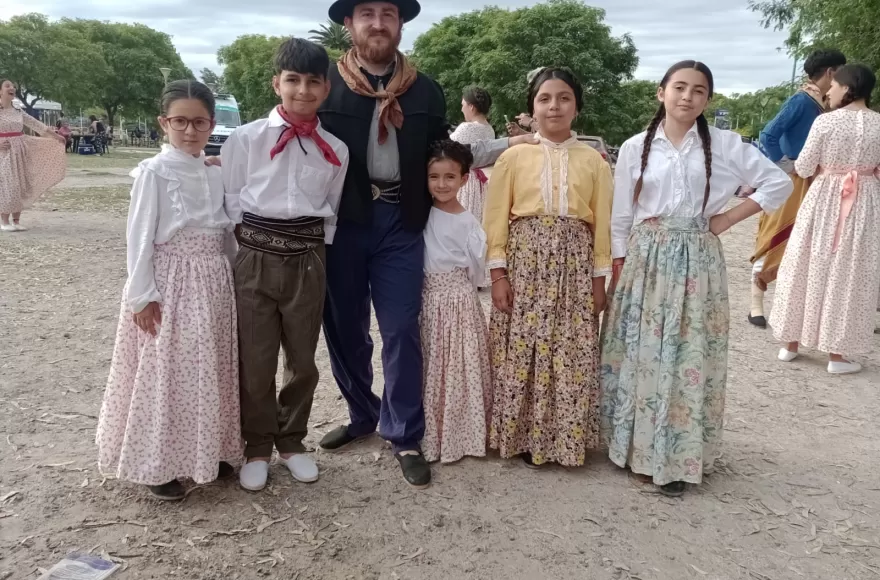 Agustín Laprida y parte del cuerpo de danzas.