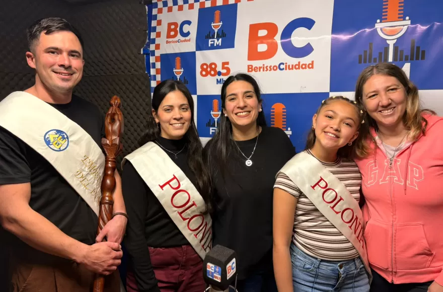 Facundo Trabella, Selene Bancerowski, Isabella López Ilow y María Celeste Colunga, representantes de la Unión Polaca de Berisso.