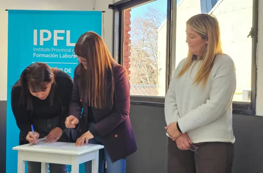 Entrega de certificados del curso de Limpieza Institucional dictado en el CFL Nº 404