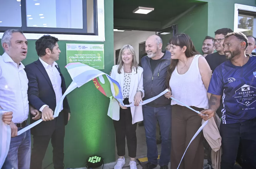Kicillof inauguró el complejo deportivo Club Nacional Evita junto a Mario Secco y Andrés Larroque.
