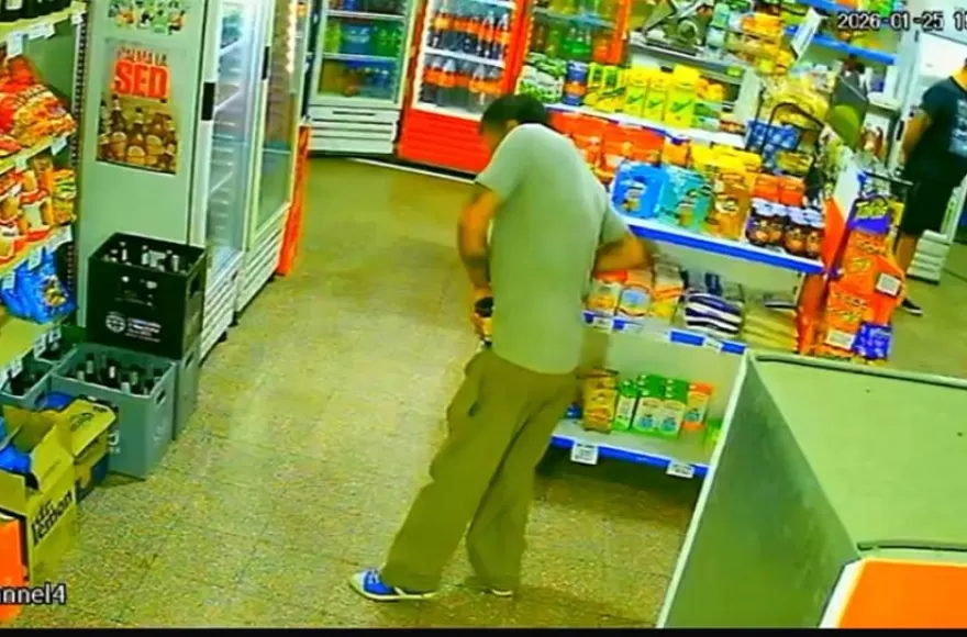 El sujeto ocultó entre sus prendas un jabón líquido, una botella de fernet y una lámpara