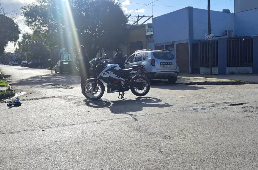 La moto impactó contra una Renault Duster.