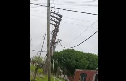Preocupación en Barrio Obrero por un poste de luz en riesgo de caída