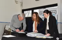 44 familias de la ciudad efectuaron la firma de escrituras de propiedad
