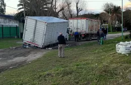 Un camión quedó encajado en calle 30 y los vecinos reiteraron su reclamo