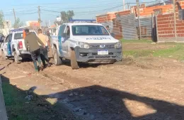 Bronca vecinal: patrulleros quedan encajados por el abandono de una calle y apuntan contra el Municipio