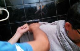 Accidente doméstico: Reparando el baño, le quedó la mano atrapada