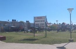 Plaza Raúl Alfonsín: Mucho cartel pero poca luz