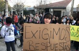 Padres, alumnos y docentes marcharon para exigir respuestas ante las amenazas de bomba