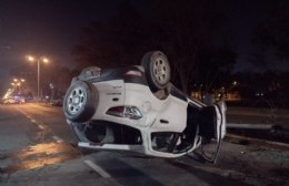 Un vehículo embistió un poste de luz y volcó  en el Puente Roma