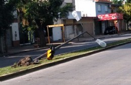 Génova y Puente Roma: Un auto impactó sobre el farol y lo dejó tendido sobre la rambla