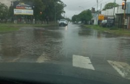 Intensa lluvia y arterias céntricas anegadas