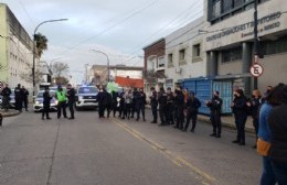 Nueva manifestación de policías y sus familiares sobre Avenida Montevideo