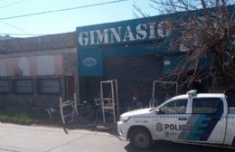 Galpón-gimnasio en 164 entre 20 y 21: debe tres años de alquiler y le sacaron las pertenencias a la calle