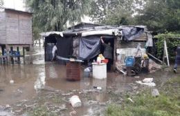 Asisten y evacúan familias en La Balandra por la crecida del río