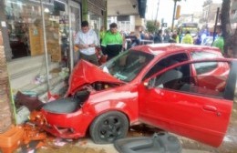 Grave accidente en Montevideo y 15: Un auto perdió el control y se incrustó en un negocio