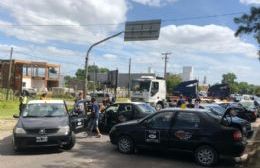Taxistas cortan las avenidas 60 y 66 en rechazo al impuesto al combustible y al aumento de la tasa