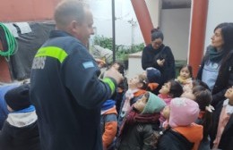 Entre admiración y alegría, volvieron las visitas escolares al Cuartel de Bomberos