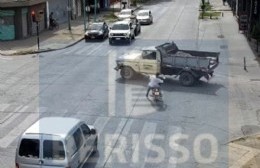 Imágenes del choque entre moto y camioneta en Montevideo y 26
