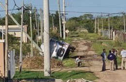 Camión cargado de hormigón se desestabilizó, cayó a un zanjón y tumbó un poste a su paso