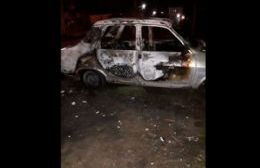 Les incendiaron el auto y la policía no les tomó la denuncia y se fue