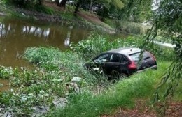 Se olvidó de accionar el freno de mano y su auto cayó en el canal de la Génova