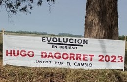 Carteles de "Evolución Berisso" en la Costa Atlántica