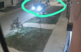 Un auto lo encerró, cayó al asfalto y le robaron la moto