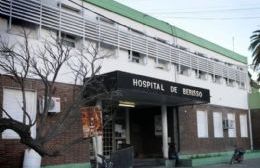 Padre e hijos descontrolados agredieron a policía en el Hospital