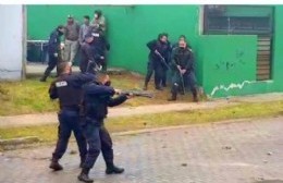 Se pudrió la momia en Ensenada: ocho detenidos y cuatro policías heridos en una batahola en el barrio Federal