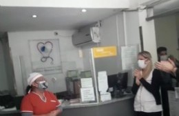 Aplausos y emoción en la Clínica Mosconi: Recibieron el alta una enfermera y un adulto mayor