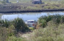 Automovilista se despistó y terminó en el canal de Avenida 66: debió ser auxiliado