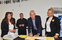 El intendente firmó las escrituras del predio del Polideportivo "Papa Francisco"