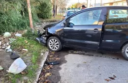 Se quedó dormida mientras manejaba y terminó incrustada contra una columna de alumbrado