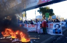 Enfermeras del Hospital Larraín salieron a manifestarse: "Que dejen de arreglar paritarias entre gallos y madrugadas"