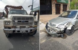 Camión chocó a un automóvil estacionado sobre Montevideo