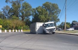 Camión averiado: se le cayó la caja en la rotonda de Puente Roma