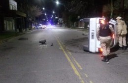 Perdió el control del auto y chocó contra un poste en plena Avenida Montevideo