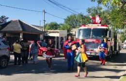 Con las sonrisas de los niños como premisa: Postales de Bomberos, Papá Noel y sus amigos